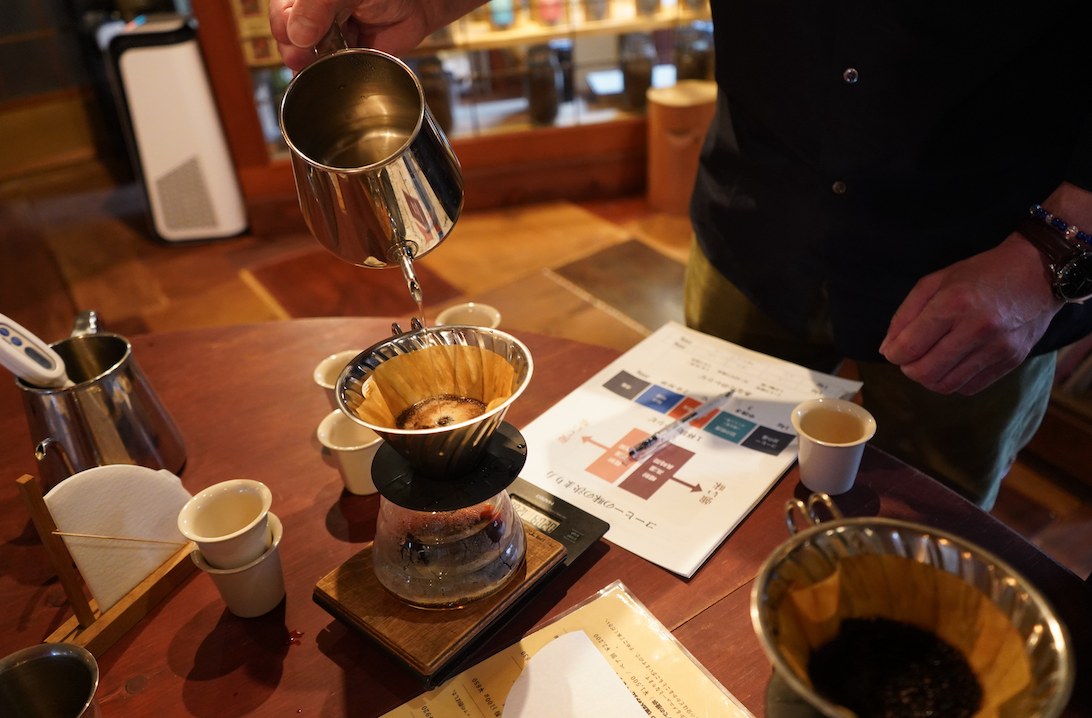 試飲用のカップを並べ、コーヒーをドリップする様子